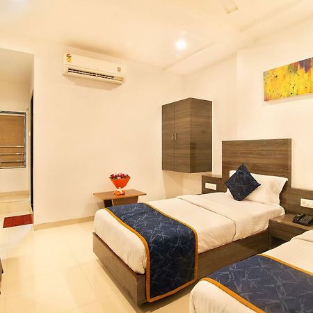 Hotel Sheetal Plaza Surat Exterior foto